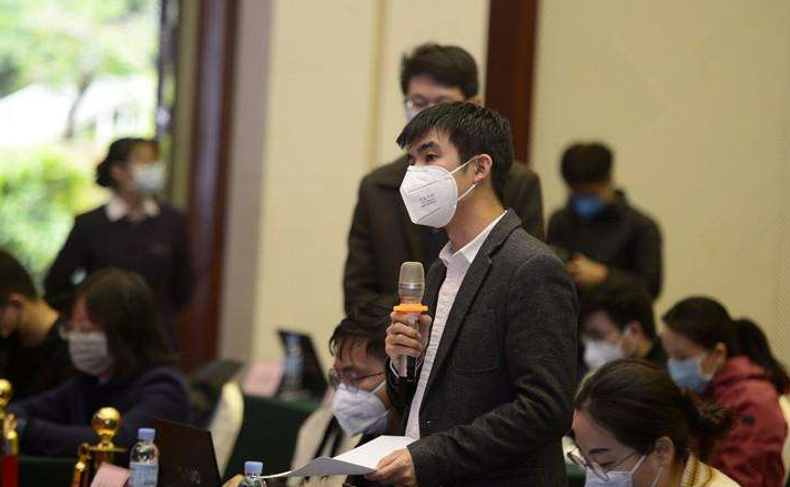 “Lian Li用不到100美元的价钱制造了带有翻盖和模块化电缆盖的保护套”